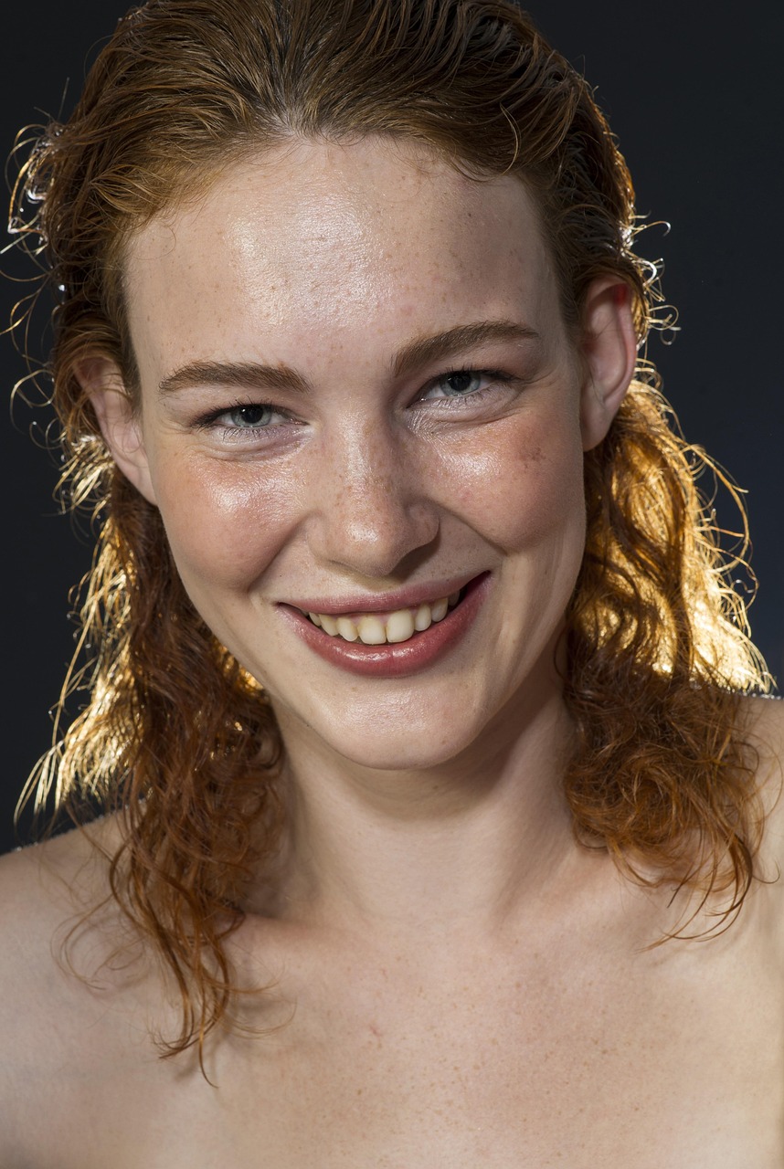 女明星自殺背后的故事與深層思考探討