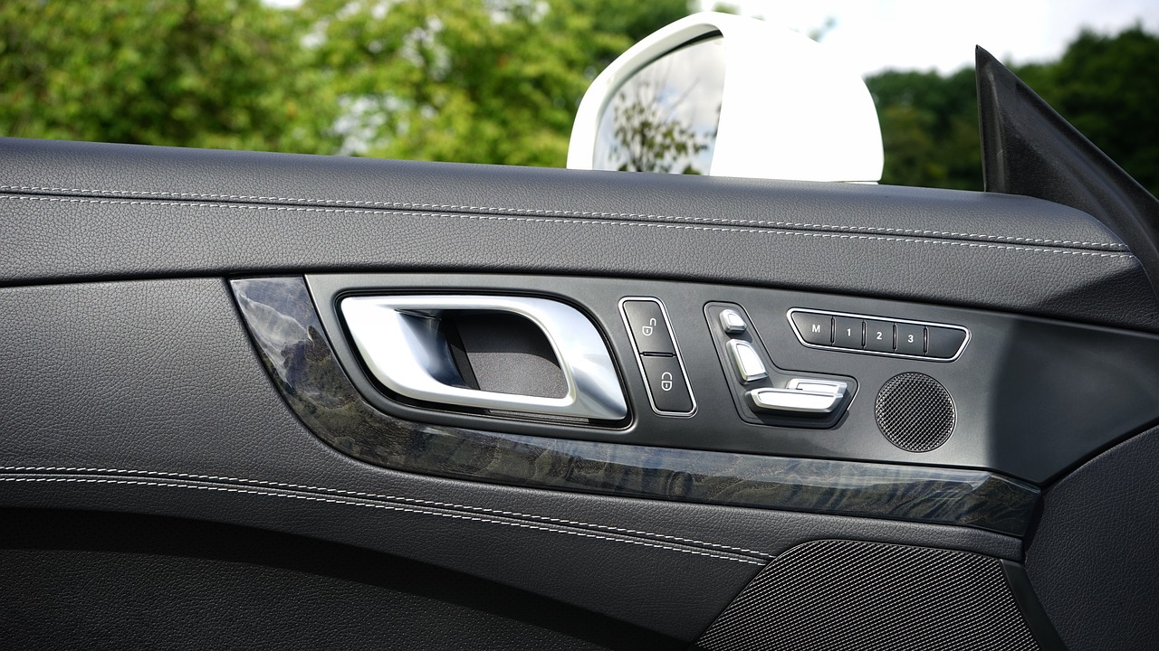 埃爾法吸頂電視操作指南，如何開(kāi)啟與操作電視吸頂功能？