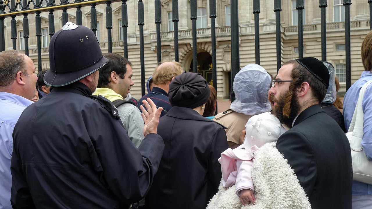 銀幕背后的英勇與魅力，警察男演員的故事