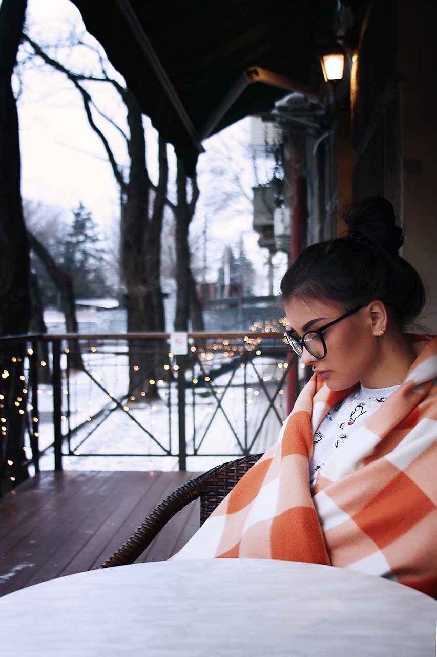 閆妮展現(xiàn)多元魅力，事業(yè)煥發(fā)新光彩，近期動(dòng)態(tài)一覽