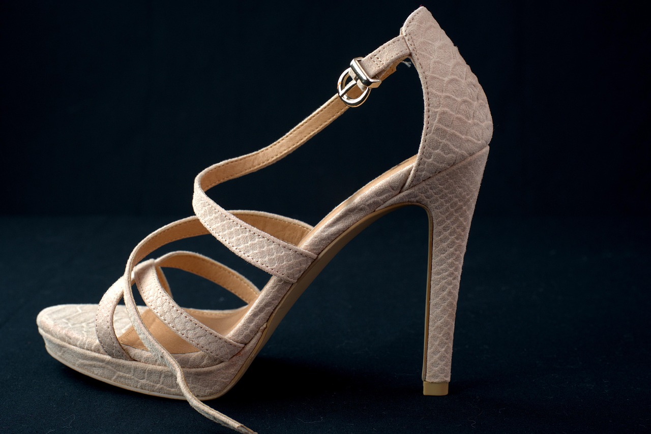 『2013新款女士涼鞋引領(lǐng)時(shí)尚風(fēng)潮』