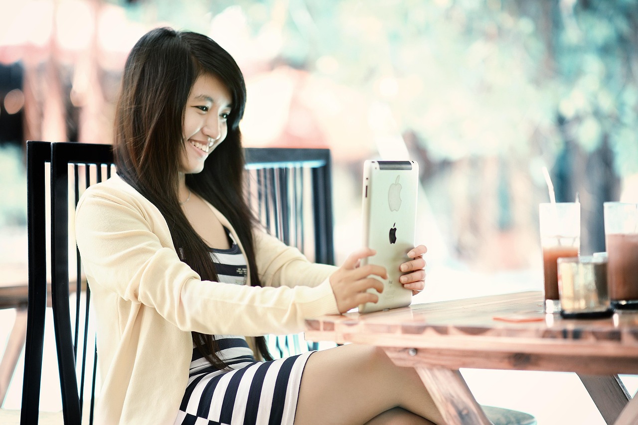 動漫世界中的觸摸與界限，美女被摸事件多元解讀